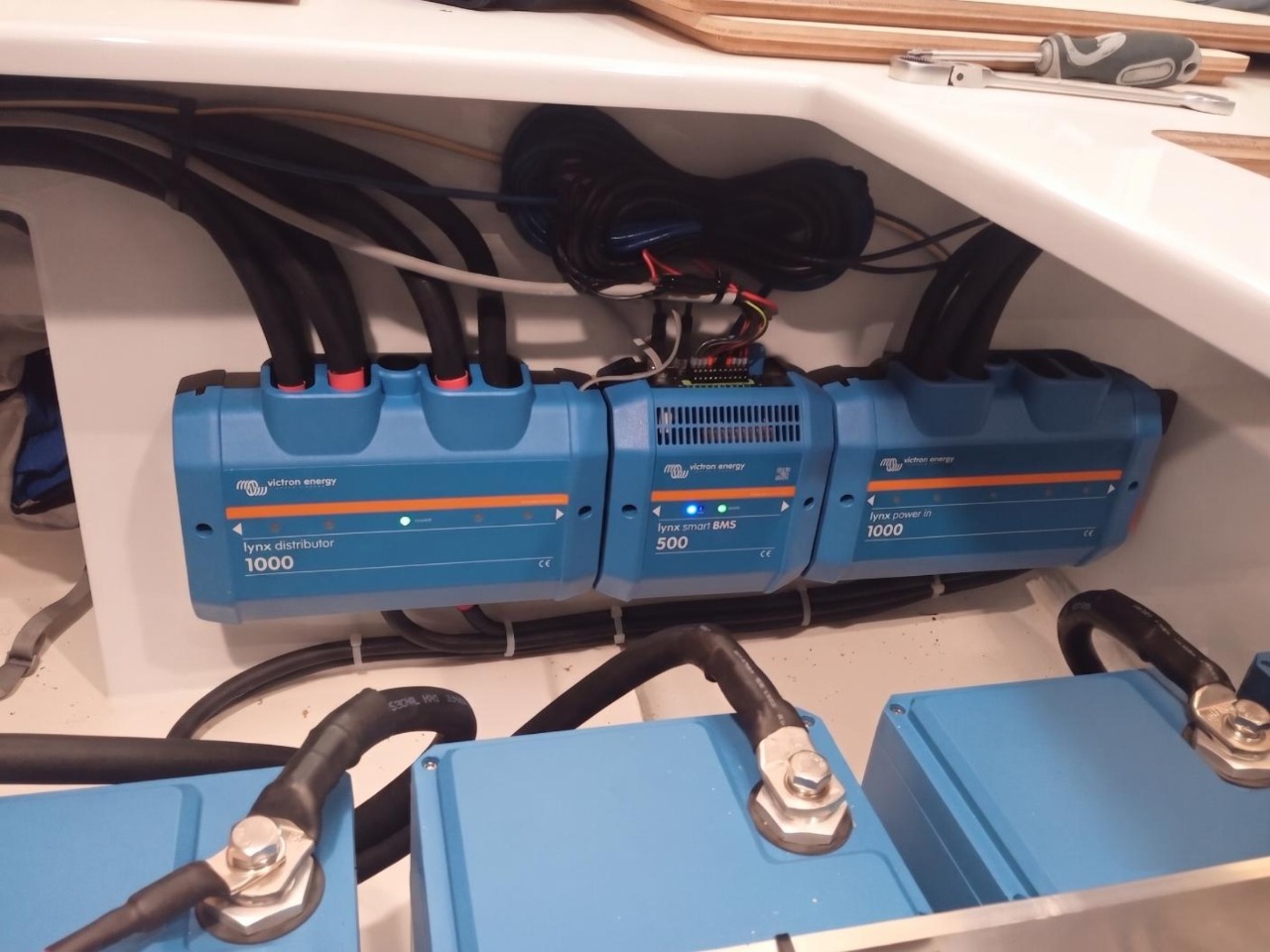 Installation de batteries et de modules de distribution Victron Lynx