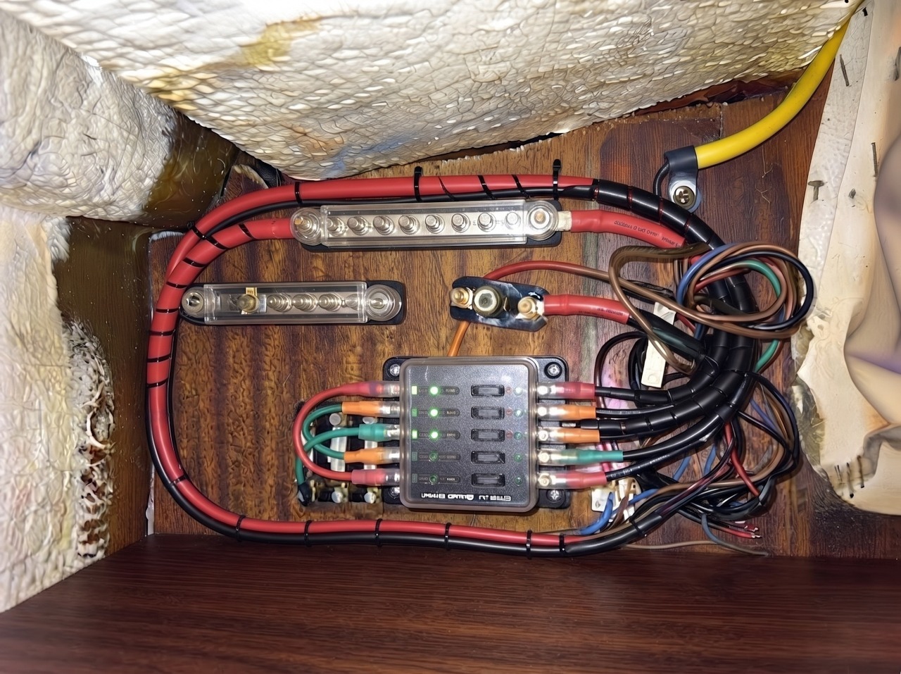 Câblage de tableau électrique et porte-fusibles sur petit navire